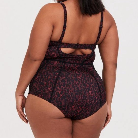 NEW Torrid Slim Fix Underwire Piping One Piece Swimsuit-Size 3-D/DD - Picture 3 of 11